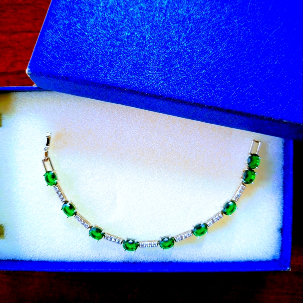 NWTO Elegant Silver Bracelet with Vibrant Oval Emerald